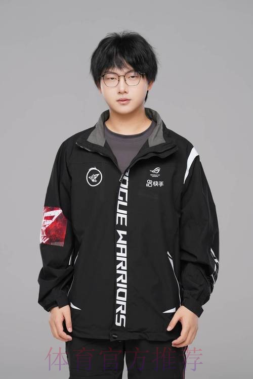 Fly发布个人春季赛定妆照拍摄花絮并配文：新起点，全力以赴